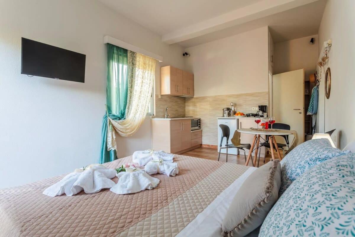 Summer Rose Garden Getaway - A Step To The Beach Kalamata Exterior foto