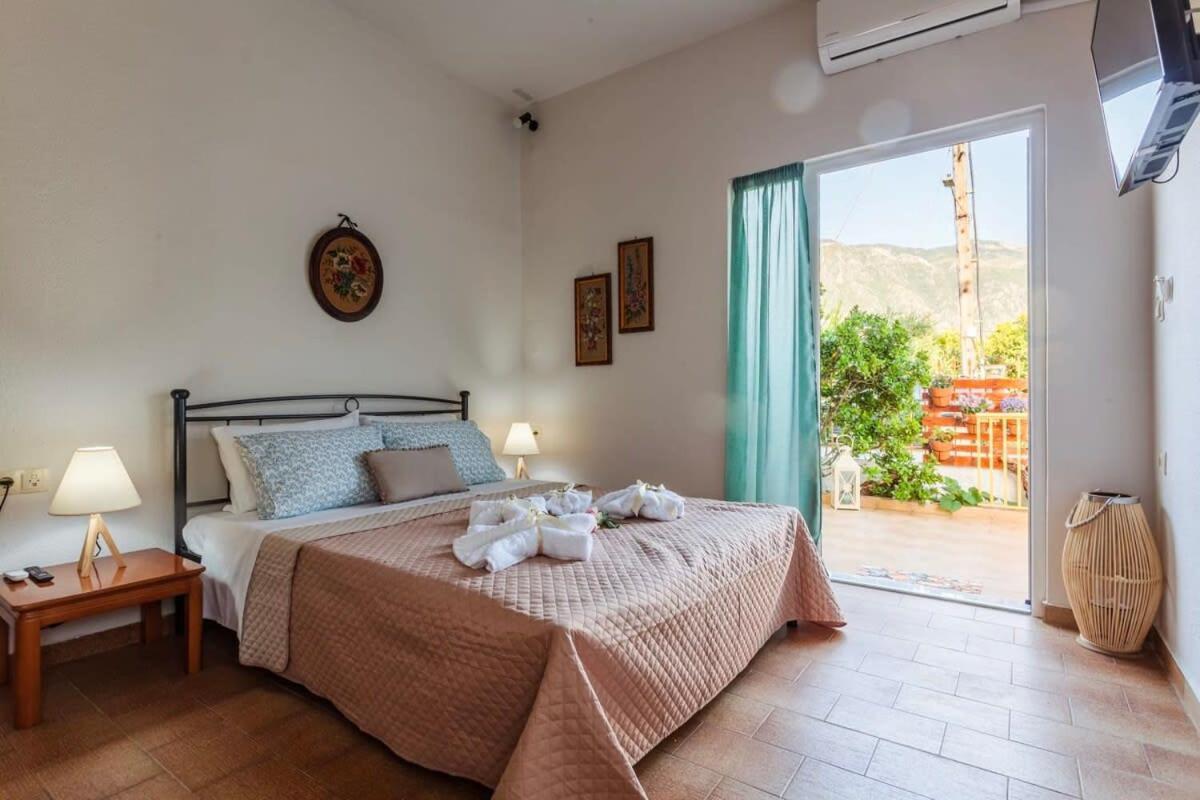 Summer Rose Garden Getaway - A Step To The Beach Kalamata Exterior foto
